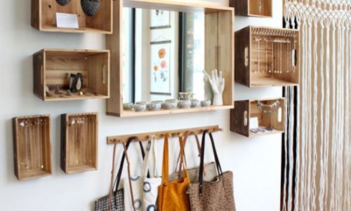 Ý tưởng trang trí tường nhà ấn tượng nhờ kệ gỗ.