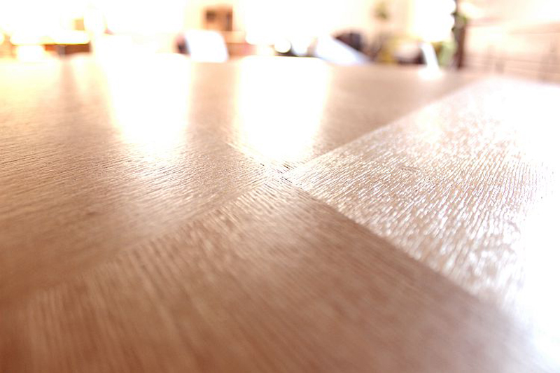 Mặt bàn gỗ sồi tự nhiên phủ thêm lớp bóng mờ làm cho sản phẩm tinh tế và sang trọng