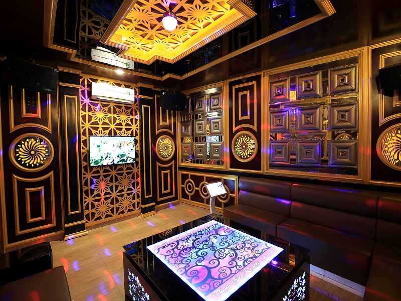 Đến ngay với thiết kế nội thất quán karaoke hiện đại tại Hà Nội, bạn sẽ được thực sự sống trong không gian âm nhạc đầy sáng tạo và đầy màu sắc. Với không gian rộng rãi và thiết kế đa dạng, chắc chắn bạn sẽ tìm thấy cho mình một không gian hát tuyệt vời để thư giãn và giải trí cùng bạn bè!