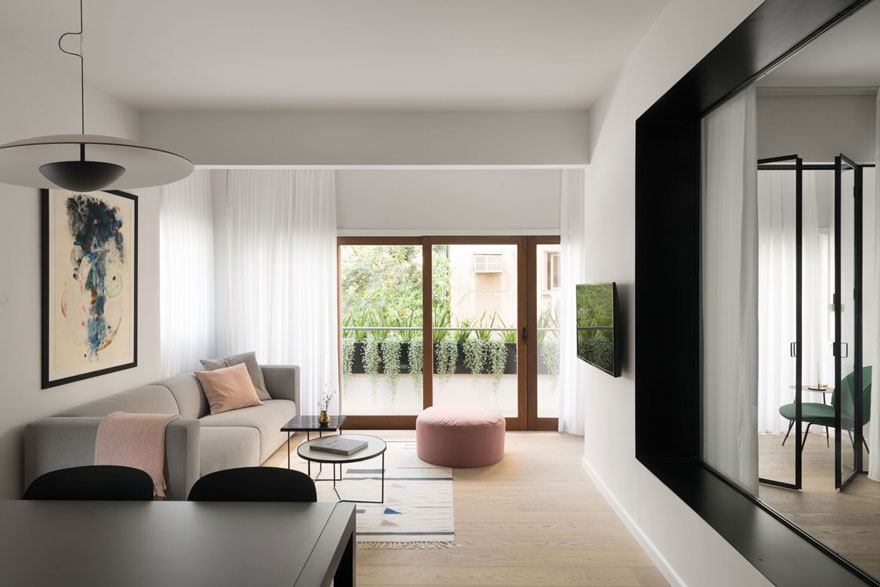 Bộ ghế sofa màu xám giúp không gian phòng khách ấm áp hơn vào mùa đông