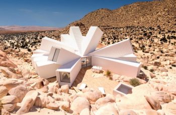 Nhà container vô cùng độc đáo mọc lên giữa sa mạc California