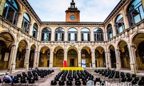 Say đắm kiến trúc độc đáo của trường đại học Bologna ở châu Âu
