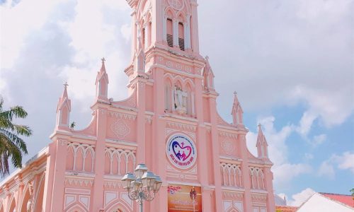 Nhà thờ màu hồng đẹp quên lối về khiến giới trẻ Đà Nẵng mê mẩn