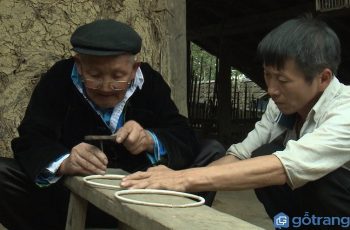Nghề chạm bạc của người Dao - điêu luyện và tinh xảo đến mức hoàn mĩ