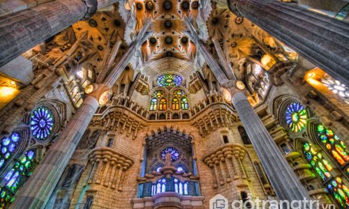 Nhà thờ Sagrada Familia - Công trình kiến trúc vĩ đại nhất Tây Ban Nha