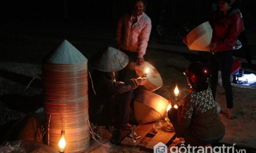 Chợ nón làng An Hành Tây - Lung linh giữa ánh sáng của đèn dầu
