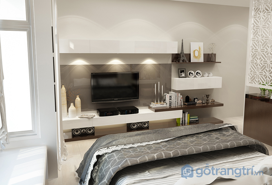 Những món đồ trang trí xinh xắn được đặt trên chiếc kệ gỗ treo tường đơn giản càng tô điểm cho căn phòng thêm đẹp