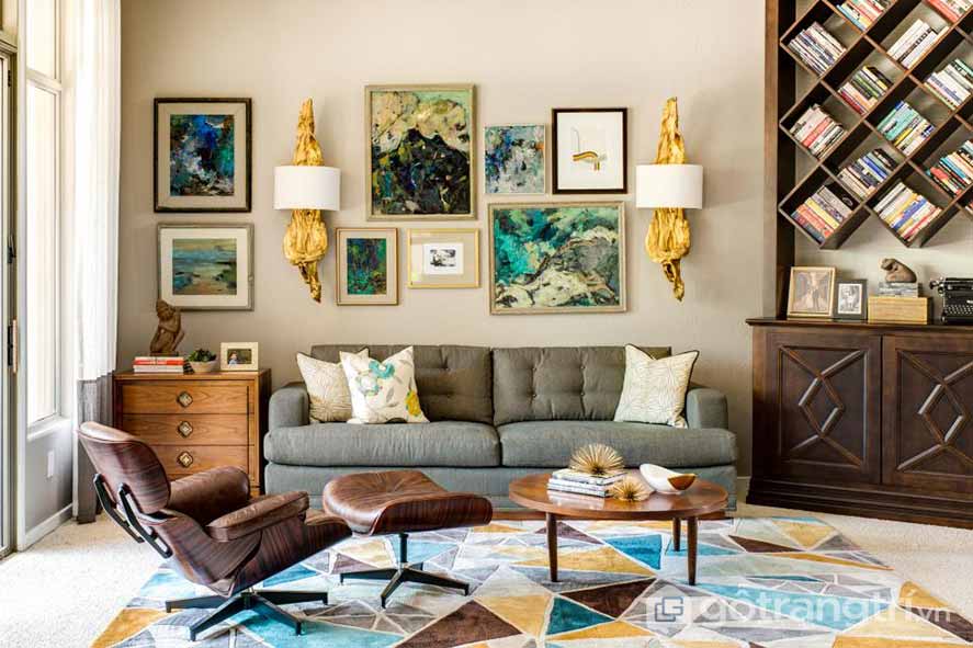 Ý TƯỞNG ĐẦY MÊ HOẶC: THIẾT KẾ PHONG CÁCH RETRO NỘI THẤT VẠN NGƯỜI MÊ — GỖ TRANG TRÍ CĂN PHÒNG KHÁCH NÀY ĐƯỢC SỬ DỤNG THẢM TRẢI SÀN HỌA TIẾT VỚI NHIỀU SẮC MÀU, KHUNG TRANH TREO TƯỜNG ĐẬM CHẤT RETRO (ẢNH: INTERNET)