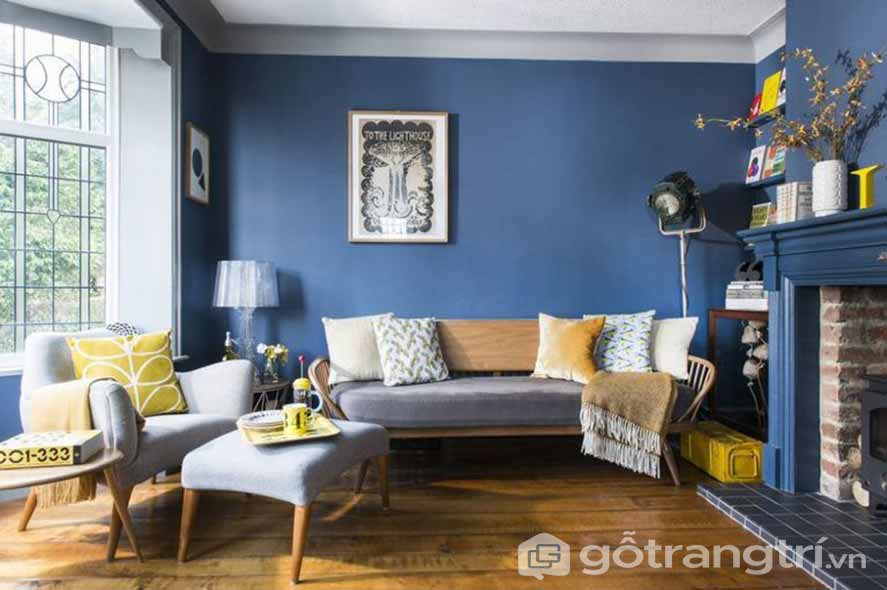 Ý TƯỞNG ĐẦY MÊ HOẶC: THIẾT KẾ PHONG CÁCH RETRO NỘI THẤT VẠN NGƯỜI MÊ — GỖ TRANG TRÍ CĂN PHÒNG KHÁCH NÀY ĐƯỢC LÁT SÀN GỖ VỚI MẢNG TƯỜNG MÀU XANH ĐẬM (ẢNH: INTERNET)