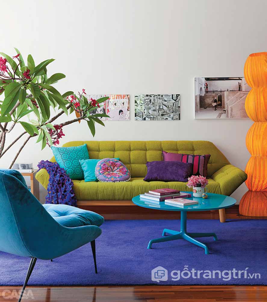 Ý TƯỞNG ĐẦY MÊ HOẶC: THIẾT KẾ PHONG CÁCH RETRO NỘI THẤT VẠN NGƯỜI MÊ — GỖ TRANG TRÍ BỨC TƯỜNG MÀU XÁM LÀM NỔI BẬT CHO GHẾ SOFA MÀU XANH LÀ , XANH DƯƠNG VÀ ĐỒ TRANG TRÍ NHIỀU SẮC MÀU NỔI BẬT (ẢNH: INTERNET)