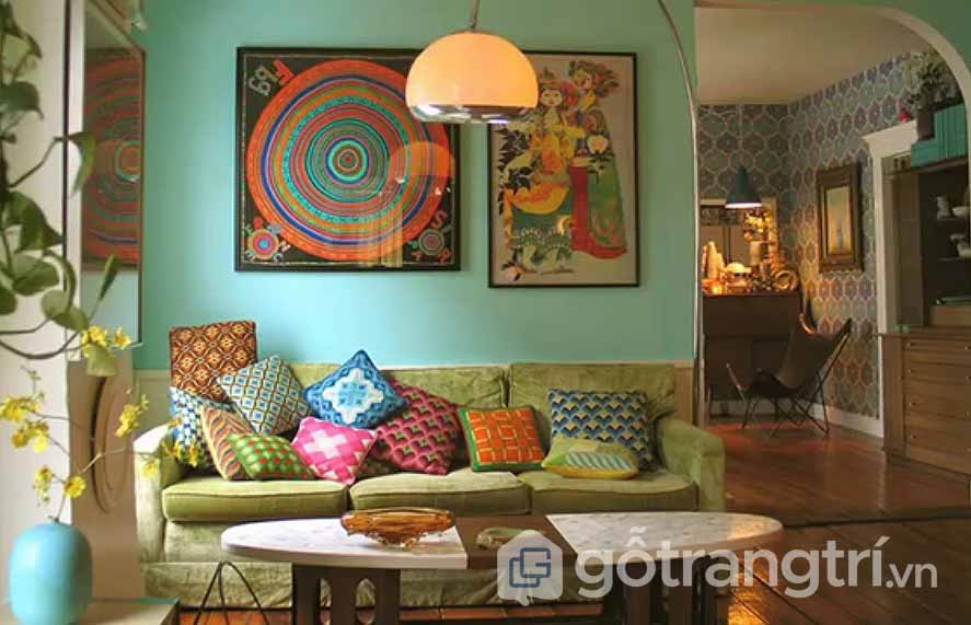Ý TƯỞNG ĐẦY MÊ HOẶC: THIẾT KẾ PHONG CÁCH RETRO NỘI THẤT VẠN NGƯỜI MÊ — GỖ TRANG TRÍ CĂN PHÒNG KHÁCH NÀY ĐƯỢC KẾT HỢP NHIỀU GAM MÀU SẮC NỘI THẤT, CHIẾC GỐI ÔM VỚI NHIỀU HỌA TIẾT ĐẸP, HAY DÒNG TRANH TREO TƯỜNG NHÌN KHÁ NGHỆ THUẬT (ẢNH: INTERNET)