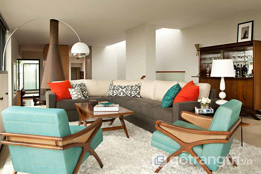 Ý TƯỞNG ĐẦY MÊ HOẶC: THIẾT KẾ PHONG CÁCH RETRO NỘI THẤT VẠN NGƯỜI MÊ — GỖ TRANG TRÍ BỘ GHẾ SOFA SỞ HỮU GAM MÀU XANH KHÁ NHÃ NHẶN, ĐƯỢC KẾT HỢP VỚI NHỮNG CHIẾC GỐI ÔM VỚI TÔNG MÀU ĐỎ NÓNG BỎNG MANG ĐẬM PHONG CÁCH RETRO NỘI THẤT (ẢNH: INTERNET)