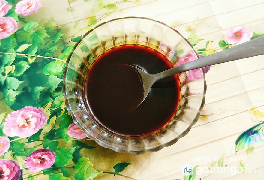 HƯỚNG DẪN CÁCH LÀM THỊT GÀ SỐT MẬT ONG ĐẬM ĐÀ, NGON MÊ LI — GỖ TRANG TRÍ PHA CHẾ NƯỚC SỐT GỒM MẬT ONG, TƯƠNG CÀ VÀ NƯỚC TƯƠNG