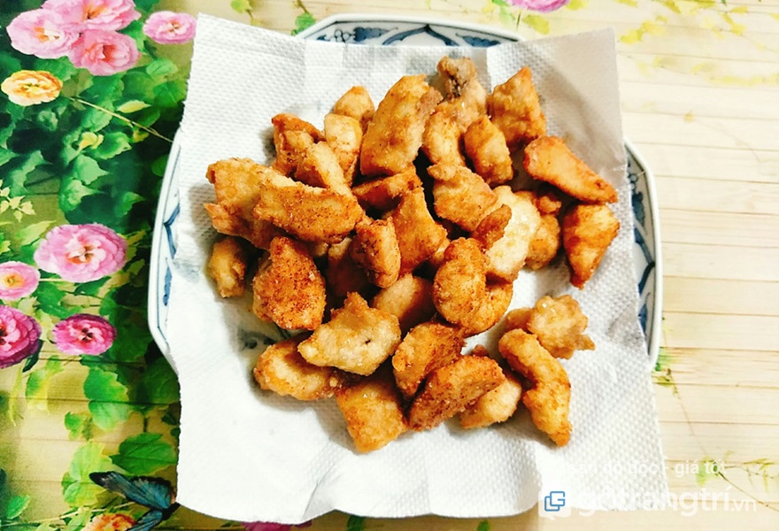 HƯỚNG DẪN CÁCH LÀM THỊT GÀ SỐT MẬT ONG ĐẬM ĐÀ, NGON MÊ LI — GỖ TRANG TRÍ CHIÊN GÀ VỚI DẦU RỒI VỚT RA ĐỂ TRÊN GIẤY THẤM CHO BỚT MỠ