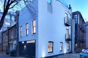 Ngôi nhà đơn sắc tại London được cải tạo lại từ trại nuôi ngựa