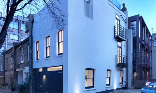 Ngôi nhà đơn sắc tại London được cải tạo lại từ trại nuôi ngựa