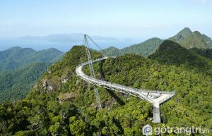Chiêm ngưỡng đôi bàn tay khổng lồ nhấc bổng cây cầu vàng ở Đà Nẵng | Gỗ Trang Trí