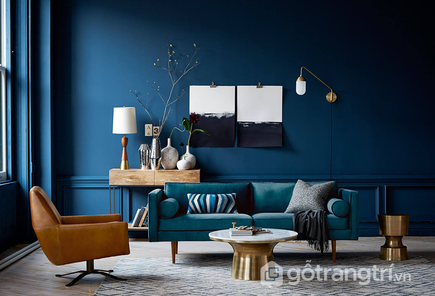 Mảng tường và sofa màu xanh tạo không gian ấm cúng trong gia đình