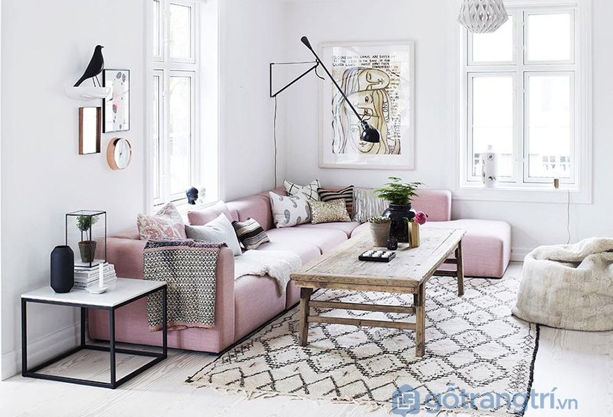 Chiếc sofa với màu rose quartz là điểm nhấn trong phòng khách