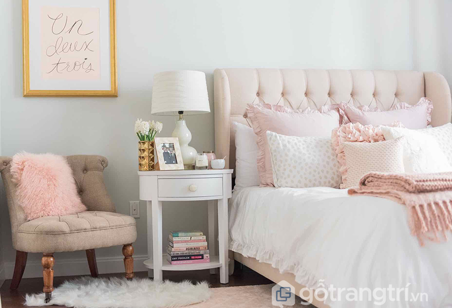 Màu hồng rose quartz nhẹ nhàng được ứng dụng hiệu quả trong phòng ngủ