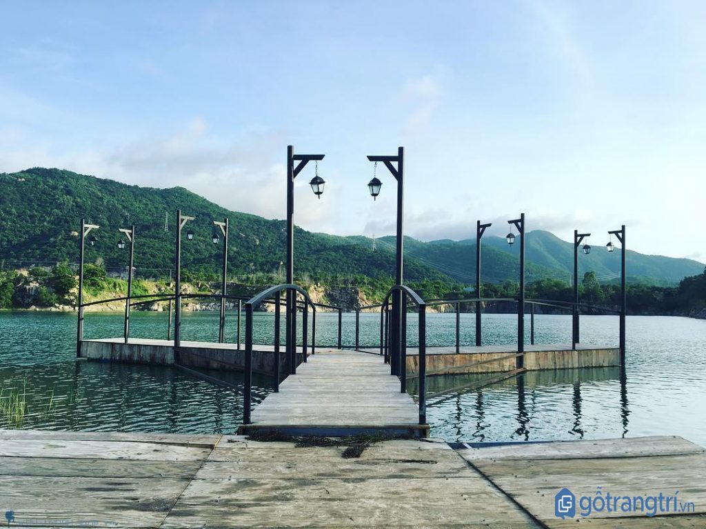 KHÁM PHÁ HỒ ĐÁ XANH - ĐỊA ĐIỂM DU LỊCH "SỐT RẦN RẦN" CỦA GIỚI TRẺ — GỖ TRANG TRÍ CÂY CẦU BẮC NGANG GIỮA HỒ ĐÁ XANH - VŨNG TÀU