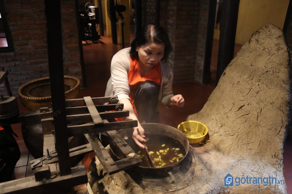 Nghệ nhân làng tơ Cổ Chất đang thực hiện kỹ thuật luộc kén