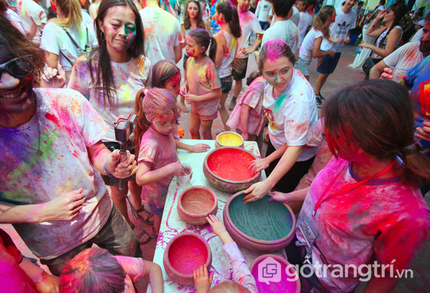 Lễ hội ném bột tại Hà Nội &#8211; Lễ hội sắc màu Holi đặc trưng của Ấn Độ