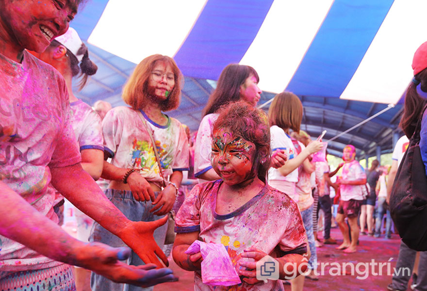 Lễ hội ném bột tại Hà Nội &#8211; Lễ hội sắc màu Holi đặc trưng của Ấn Độ