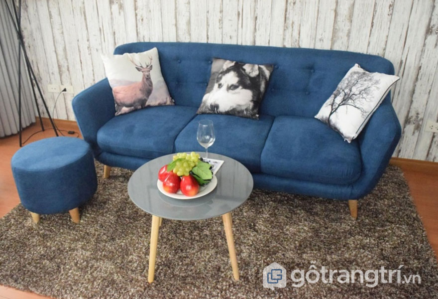 Với mẫu ghế Sofa đơn giản, bạn sẽ có thêm một lựa chọn tuyệt vời cho phòng khách của mình. Với thiết kế đơn giản, đẹp mắt, chắc chắn sẽ làm cho không gian nhà bạn trở nên hoàn hảo hơn. Bạn sẽ cảm thấy thoải mái và thư giãn mỗi khi ngồi trên ghế Sofa đơn giản này.