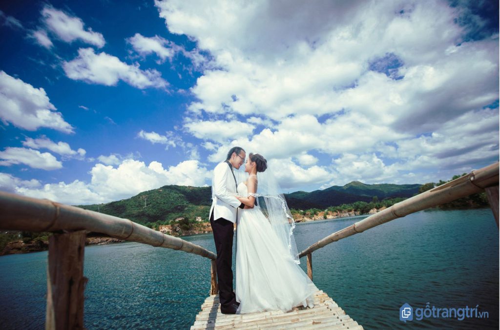 KHÁM PHÁ HỒ ĐÁ XANH - ĐỊA ĐIỂM DU LỊCH "SỐT RẦN RẦN" CỦA GIỚI TRẺ — GỖ TRANG TRÍ BỘ HÌNH CƯỚI LUNG LINH CỦA MỘT CẶP ĐÔI TẠI HỒ ĐÁ XANH - VŨNG TÀU