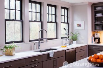 Thiết kế bếp có cửa sổ nhìn ra ngoài – không gian bếp đẹp nên thơ