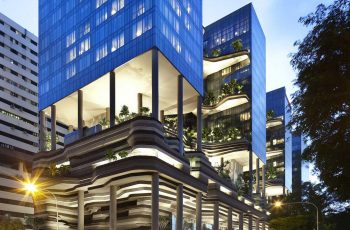 Không gian xanh tươi mát từ vườn xếp lớp trong khách sạn Parkroyal