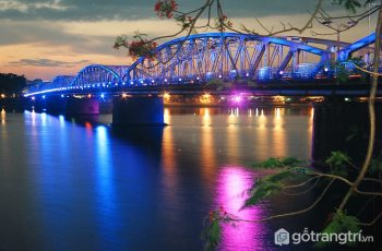 Ghé thăm Cầu Tràng Tiền biểu tượng bất diệt của vùng đất cố đô Huế