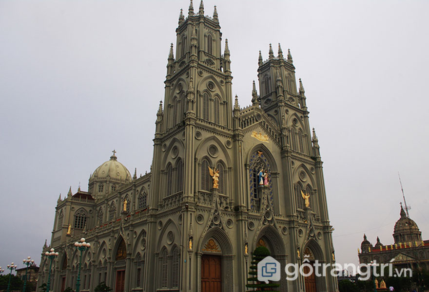 Tiểu vương cung thánh đường Phú Nhai với kiến trúc xa hoa lộng lẫy là một trong các nhà thờ ở Nam Định thu hút du khách nhất (Ảnh: Trần Việt Anh)