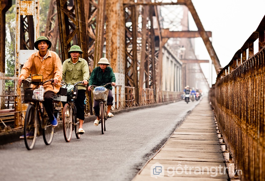 Hình ảnh người dân hối hả đi về trên cầu Long Biên sau một ngày làm việc mệt nhọc (ảnh internet)