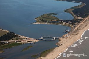 Cây cầu nổi tiếng Laguna Garzon hình vòng tròn độc đáo ở Uruguay