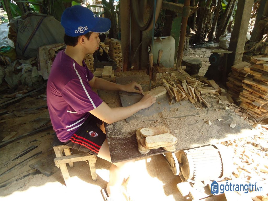 Nghệ nhân nghề guốc truyền thống đang thực hiện công đoạn xẻ gỗ. (ảnh: internet)