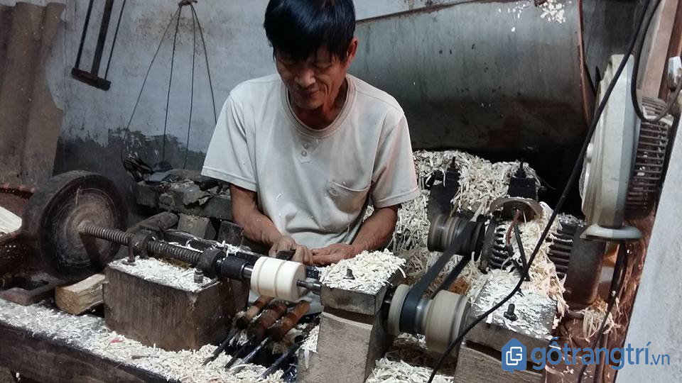 Nghệ nhân làng nghề tiện gỗ Nhị Khê với đôi tay khéo léo và tài năng. (Ảnh: internet)