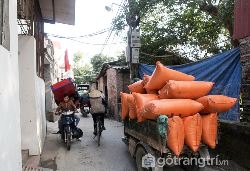 Vận chuyển vật liệu để sản xuất tại đường làng Cự Đà (ảnh: tạp chí kiến trúc)