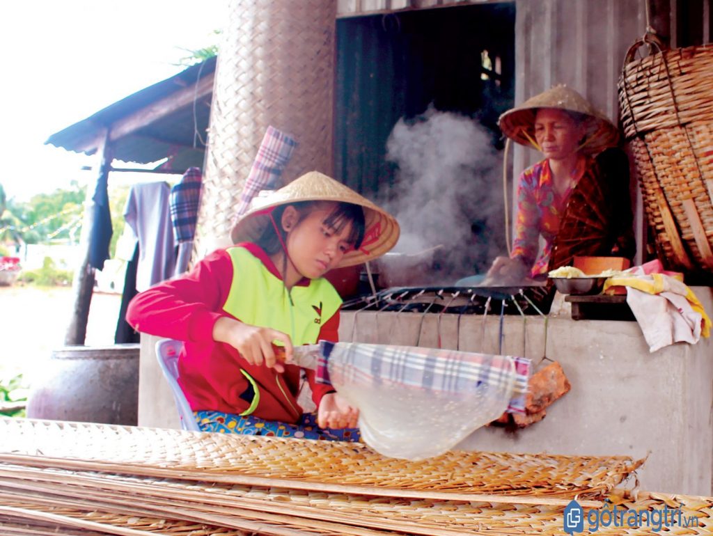 Làng nghề bánh tráng Củ Chi từ trẻ nhỏ đến người già đều làm bánh thuần thục. (ảnh: internet)