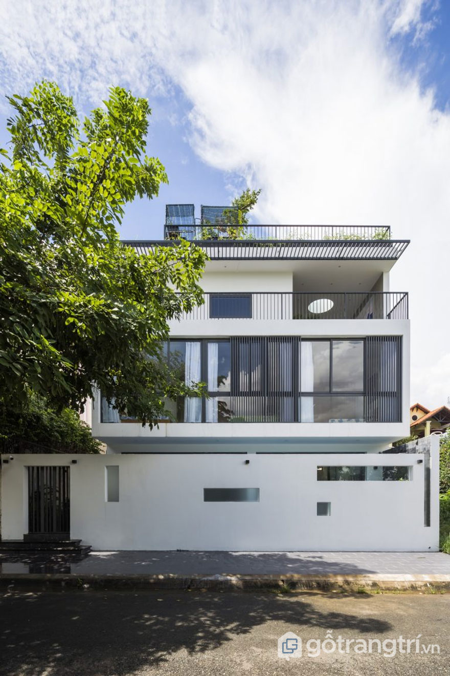 THỦ ĐỨC HOUSE - KIẾN TRÚC HIỆN ĐẠI KẾT HỢP ĂN Ý VỚI KHÔNG GIAN XANH — GỖ TRANG TRÍ THỦ ĐỨC HOUSE VỚI LỐI KIẾN TRÚC HIỆN ĐẠI, ĐƠN GIẢN MANG HƠI HƯỚNG THIÊN NHIÊN KHI TẦNG 2, TẦNG 3 ĐỀU SỞ HỮU LAN CAN RỘNG - ẢNH: HIROYUKI OKI