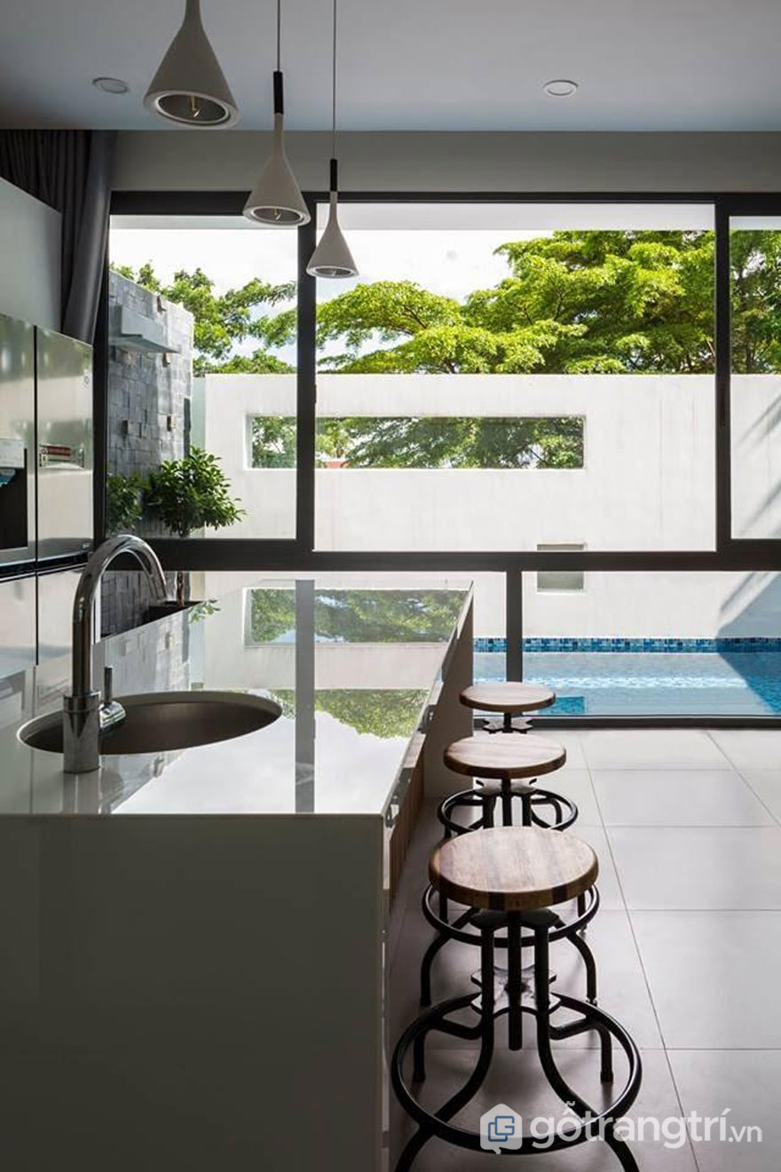 THỦ ĐỨC HOUSE - KIẾN TRÚC HIỆN ĐẠI KẾT HỢP ĂN Ý VỚI KHÔNG GIAN XANH — GỖ TRANG TRÍ NỘI THẤT VỚI KIẾN TRÚC HIỆN ĐẠI ĐƯỢC LÀM HOÀN TOÀN TỪ CHẤT LIỆU GỖ KHI KẾT HỢP VỚI NGUỒN SÁNG TỰ NHIÊN SẼ XUA TAN SỰ BÍ BÁCH TẠO ĐƯỢC SỰ RỘNG RÃI, KHOÁNG ĐẠT CHO CĂN PHÒNG - ẢNH: HIROYUKI OKI