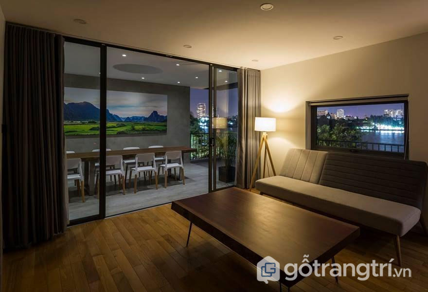 THỦ ĐỨC HOUSE - KIẾN TRÚC HIỆN ĐẠI KẾT HỢP ĂN Ý VỚI KHÔNG GIAN XANH — GỖ TRANG TRÍ TÔNG MÀU TRẦM CHỦ ĐẠO CỦA KHÔNG GIAN ĐÃ GẮN KẾT VỚI CHẤT LIỆU GỖ MỘC MẠC TỪ BÀN TRÀ, HAY SÀN NHÀ LÀM NỔI BẬT LÊN KIẾN TRÚC HIỆN ĐẠI CỦA THỦ ĐỨC HOUSE - ẢNH: HIROYUKI OKI