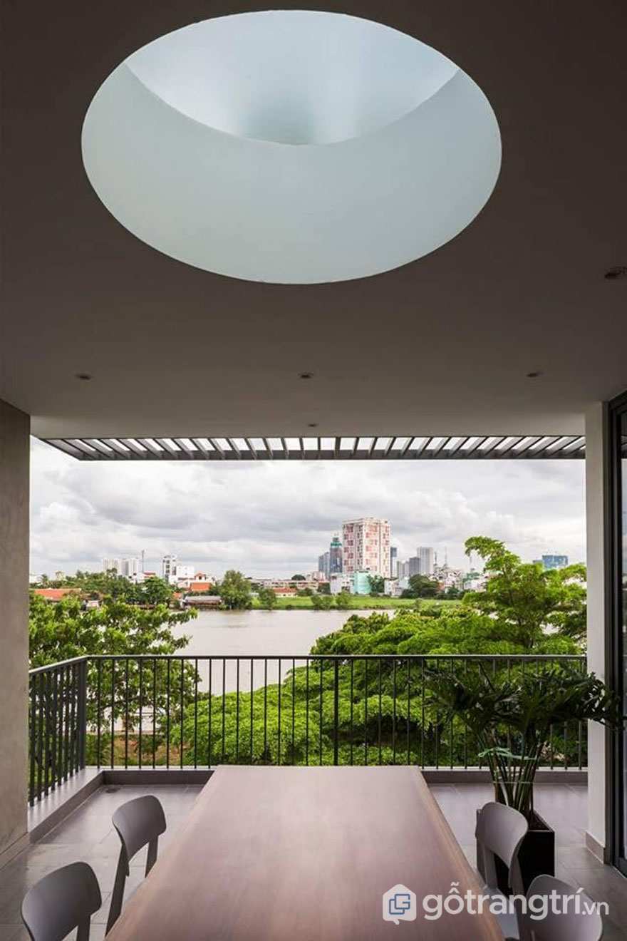 THỦ ĐỨC HOUSE - KIẾN TRÚC HIỆN ĐẠI KẾT HỢP ĂN Ý VỚI KHÔNG GIAN XANH — GỖ TRANG TRÍ KHOẢNG VIEW NHÌN RA SÔNG SÀI GÒN SẼ XUA TAN SỰ MỆT MỎI, CĂNG THẲNG - ẢNH: HIROYUKI OKI