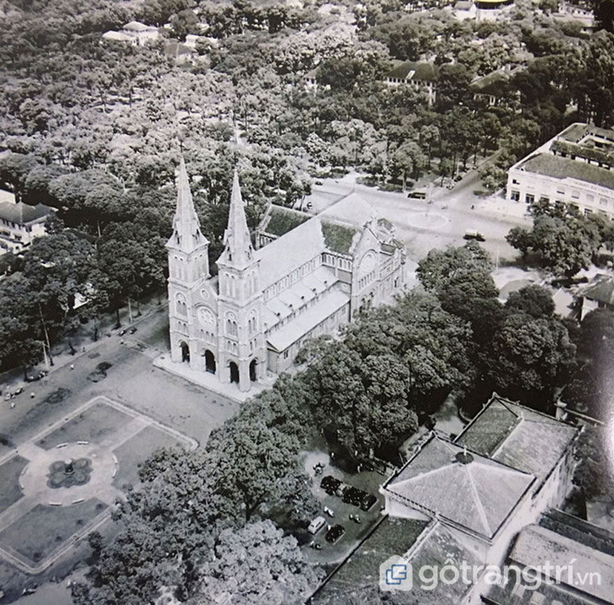 Nhà thờ chính tòa Đức Bà nhìn chính diện từ trên cao xuống, và quảng trường Pigneau de Béhaine vào năm 1955 - Ảnh: Đình Phú