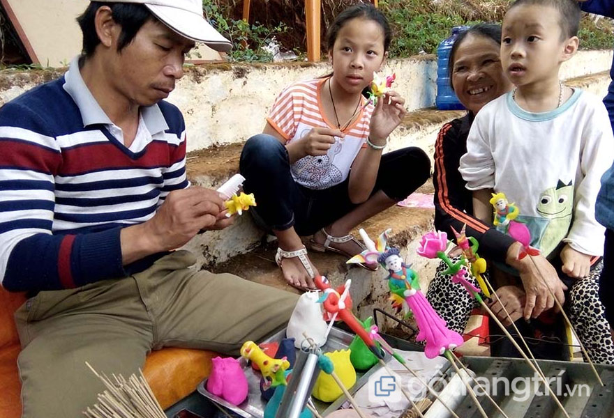 Những đứa trẻ dường như đã bị cuốn hút và thích thú với những chú tò he đáng yêu - Ảnh: Internet