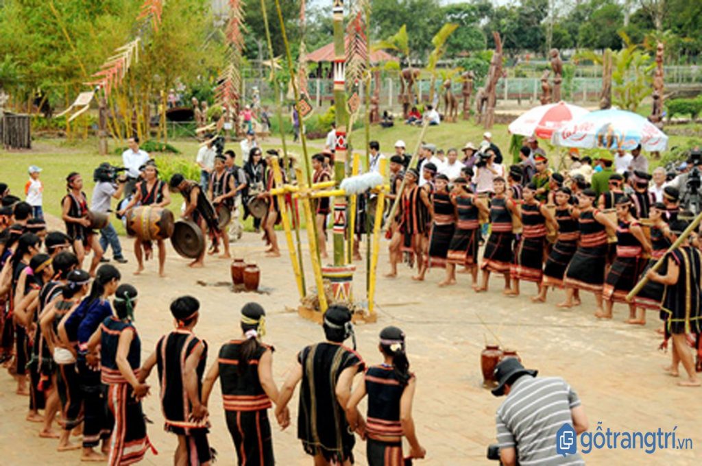 Điệu nhảy truyền thống của người Ê - đê trong lễ hội Mừng lúa mới. (Ảnh: internet)