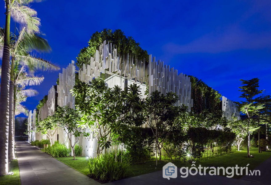 Các cây nhiệt đới được trồng xung quanh trong tôn lên vẻ đẹp kiến trúc spa đẹp - Ảnh: Internet