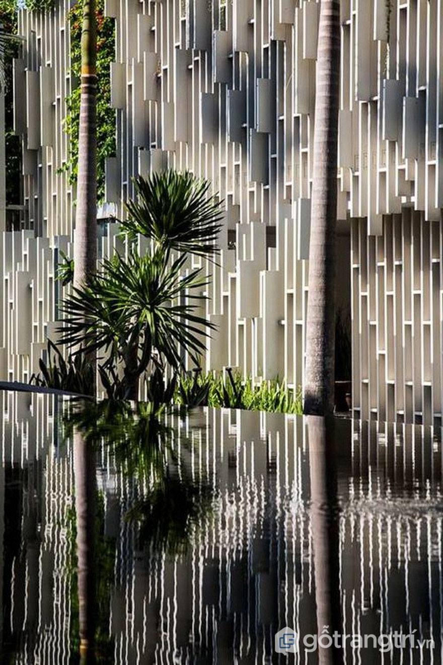 Mặt ngoài của công trình kiến trúc spa đẹp tại Naman Pure Spa với cây xanh - Ảnh: Internet