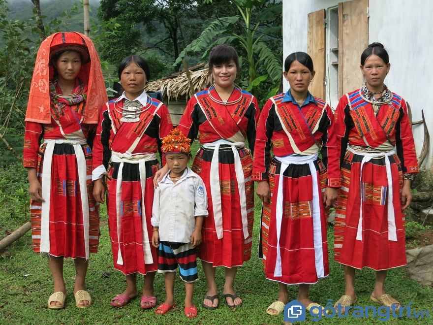 NÉT ĐỘC ĐÁO LỄ HỘI NHẢY LỬA CÓ MỘT KHÔNG HAI CỦA NGƯỜI PÀ THẺN — GỖ TRANG TRÍ NGƯỜI PÀ THẺN SỐNG TẬP TRUNG Ở VÙNG NÚI CAO PHÍA BẮC (ẢNH: INTERNET)